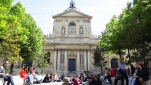 Estudiantes franceses protestan en la Sorbona de París contra la segunda vuelta de las presidenciales francesas.