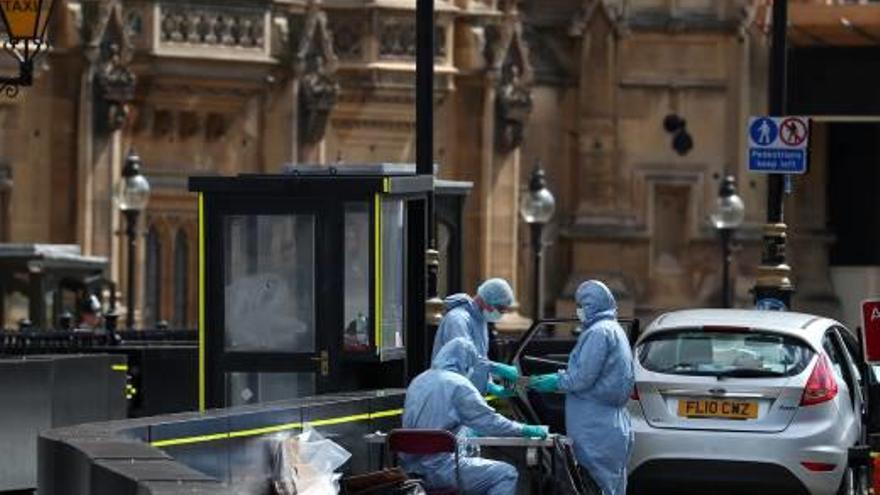 Un cotxe s&#039;estavella contra el Parlament britànic i s&#039;investiga com un fet terrorista