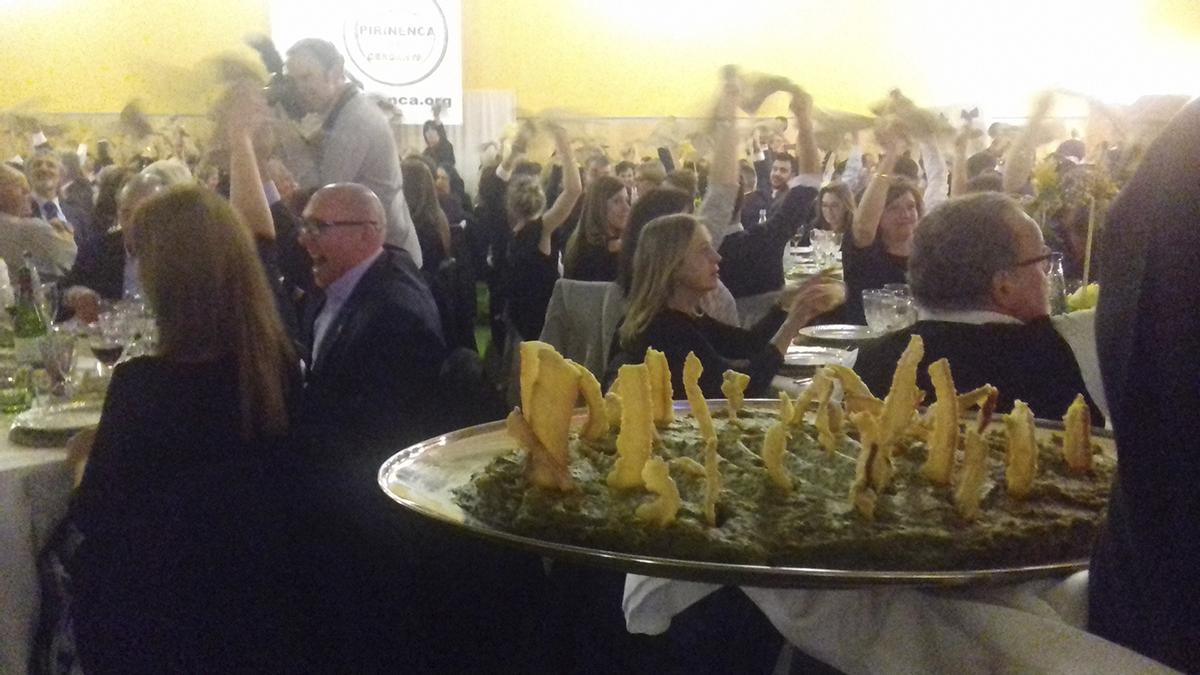 Una safata de trinxat amb la rosta de cansalada en una edició de la Festa del Trinxat de Puigcerdà