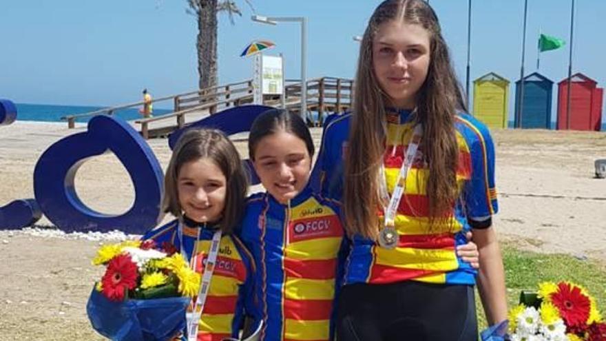 Andrea, Carla y Alejandra con los maillots de campeonas.