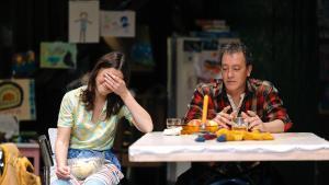 Mima Riera y Roger Casamajor en un momento de El barquer