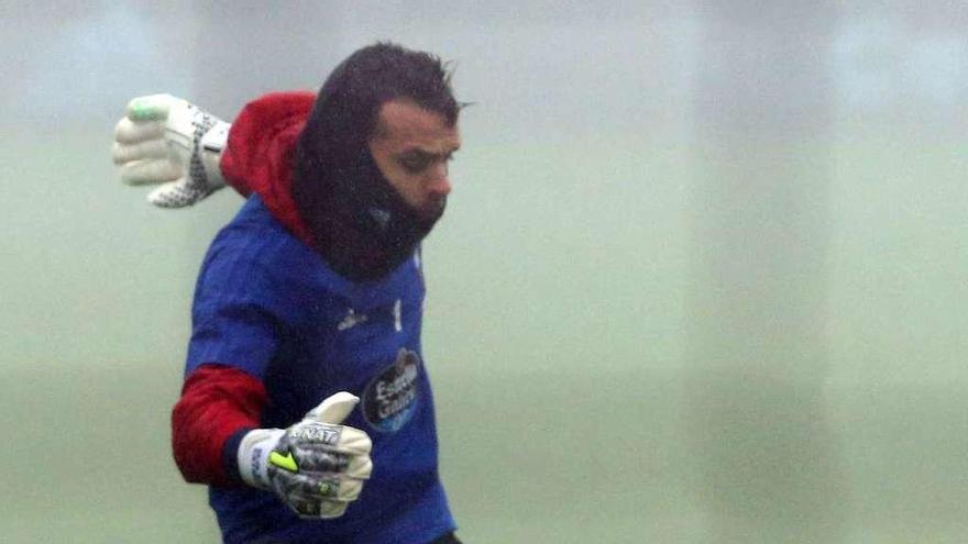 Sergio Álvarez despeja un balón en el entrenamiento celebrado ayer en A Madroa. // Marta G. Brea