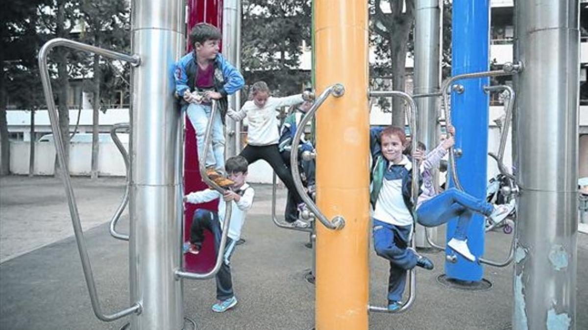 Niños en los juegos del parque de la Torre de Lluch, que serenovarán por decisión popular.