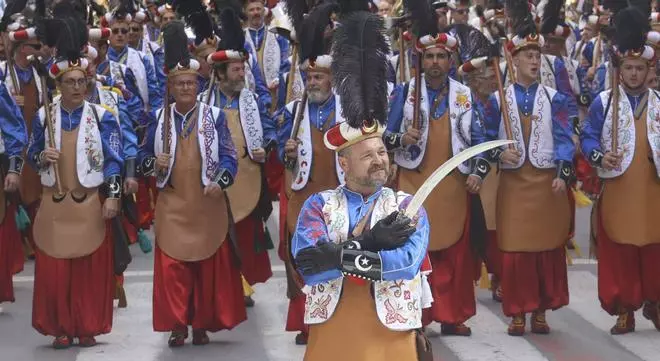 Más de 10.000 festeros participan en la Gran Entrada de los Moros y Cristianos de Villena