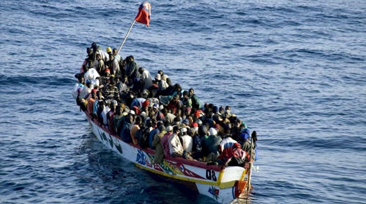 TF10 TENERIFE 30 09 08 - Un cayuco en el que viajaban 229 personas de origen subsahariano arribo anoche a la isla espanola de Tenerife en el archipielago Atlantico de Canarias en lo que supone la mayor llegada de inmigrantes indocumentados a bordo de este tipo de rudimentaria embarcacion EFE TF10 TENERIFE 30 09 08 - Un cayuco en el que viajaban 229 personas de origen subsahariano arribo anoche a la isla espanola de Tenerife en el archipielago Atlantico de Canarias en lo que supone la mayor llegada de inmigrantes indocumentados a bordo de este tipo de rudimentaria embarcacion EFE