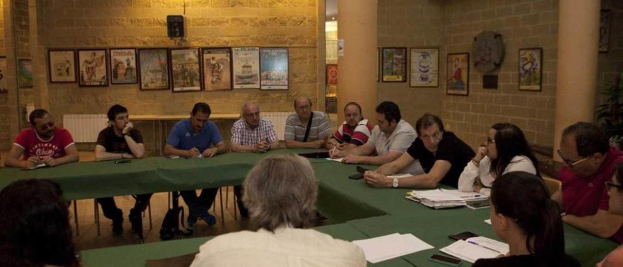 Una de las reuniones mantenidas por el Alcalde con las sociedades de festejos.