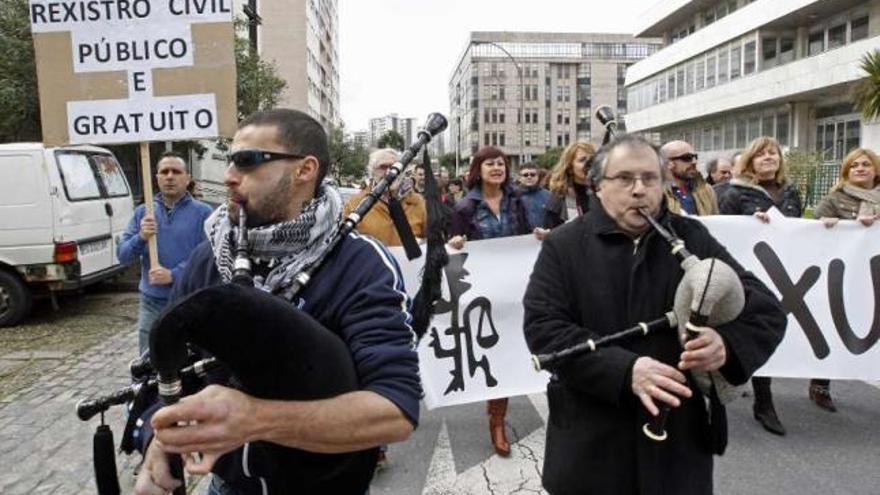 Las gaitas encabezaron ayer la marcha, que discurrió en las inmediaciones de los juzgados.  // Marta G. Brea