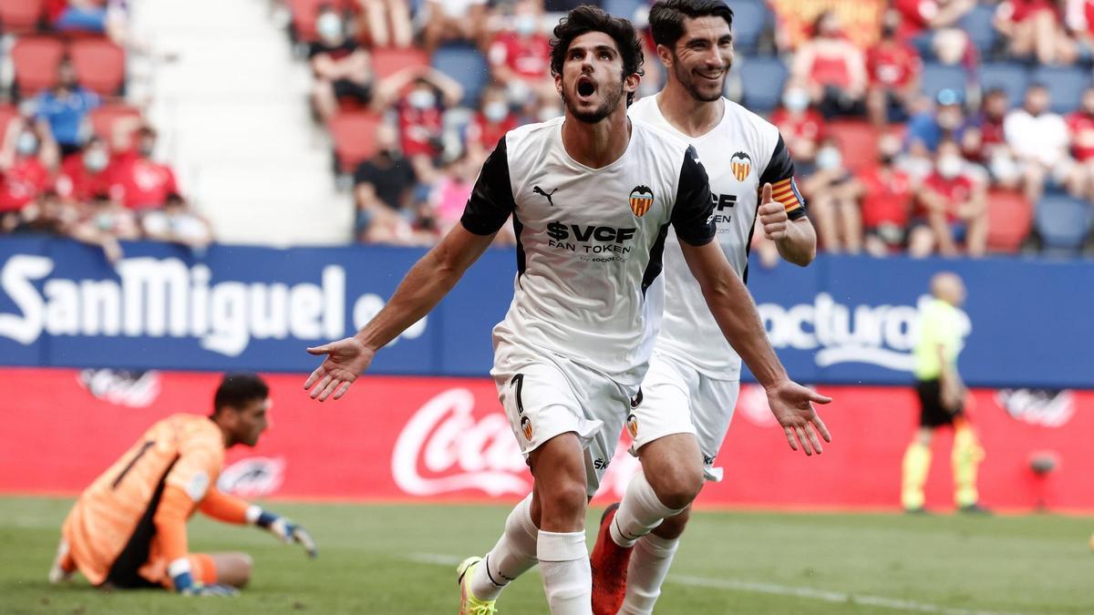 Gonçalo Guedes celebra un gol con el Valencia.