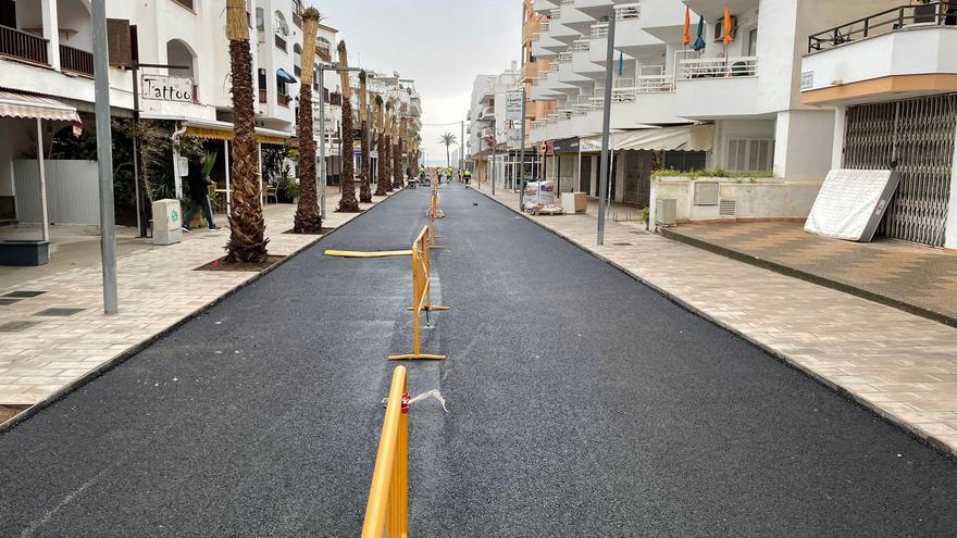 Die &quot;Goodbye-Deutschland-Straße&quot; in Cala Millor auf Mallorca macht sich für die Urlauber zu Ostern schick