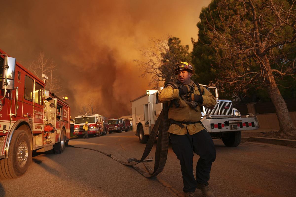 Los bomberos tratan de contener el fuego en Palisades, Los Angeles, California