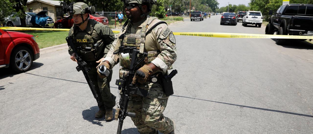 Policía en el operativo en el centro escolar de Uvalde.