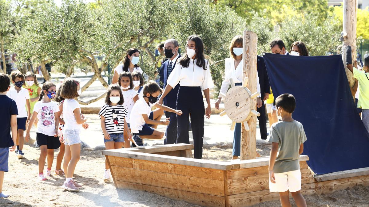 La reina Letizia visitó en septiembre el colegio Odón Buen y el instituto Gallicum de Zuera durante la inauguración del curso escolar y se interesó por sus proyectos educativos.