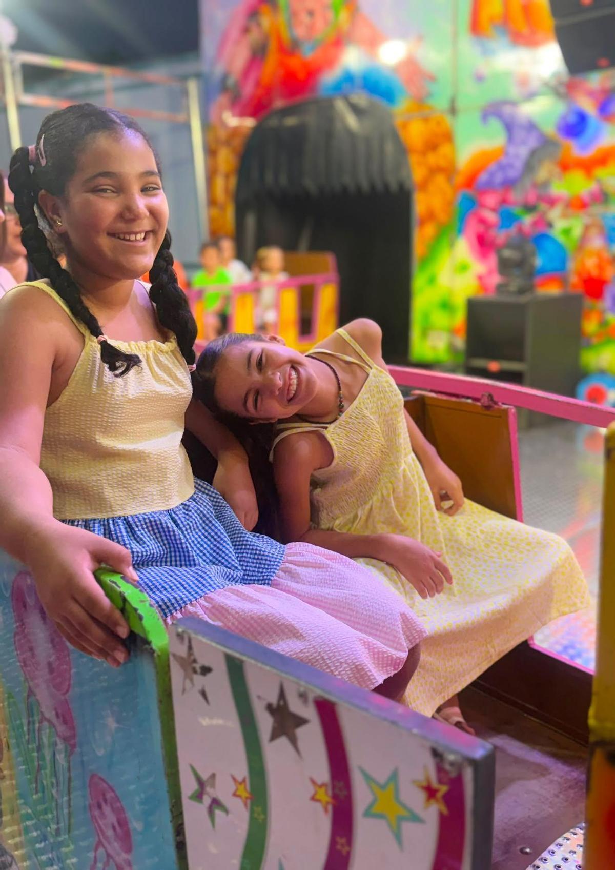 Imagen de una familia que ha acogido a una niña en el programa 'Vacaciones en paz'.