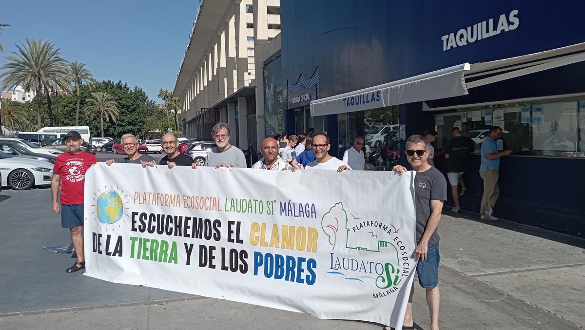 Miembros de la plataforma Laudato Si Málaga, en julio de 2025, delante del estadio de La Rosaleda.