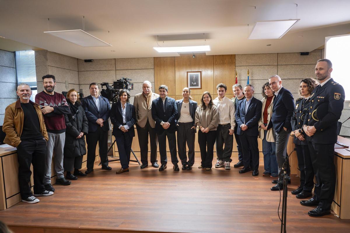 Representantes institucionales junto al equipo de la serie