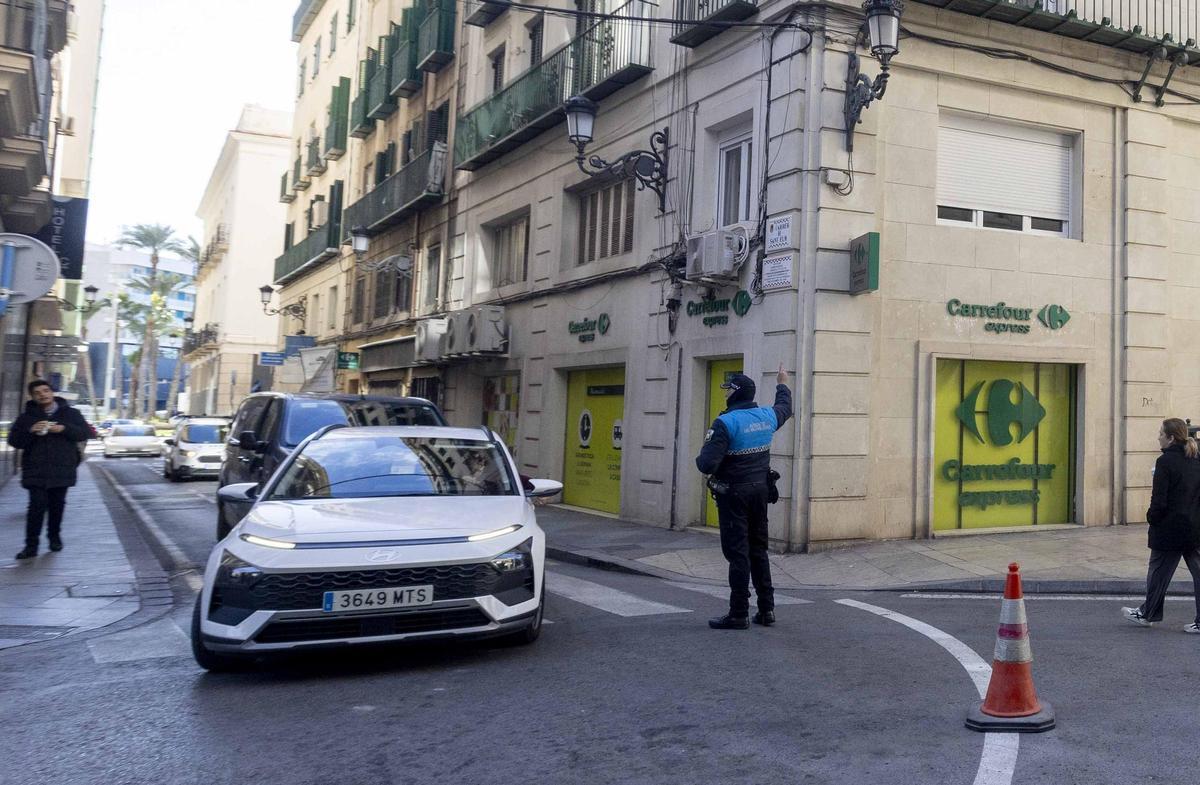 Nueva señalización que advierte del cierre al tráfico a la plaza del Ayuntamiento