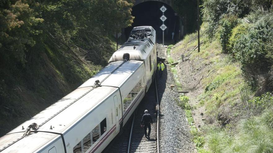 Un &quot;petardazo&quot; impide la salida del Alvia entre Oviedo y Alicante