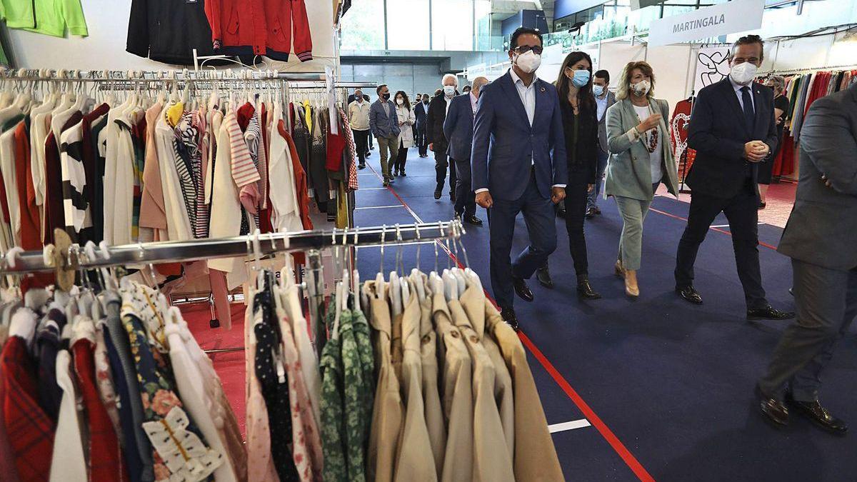 Público y autoridades en la primera jornada de la Feria de Muestras del Comercio y los Servicios en el pabellón de La Magdalena.