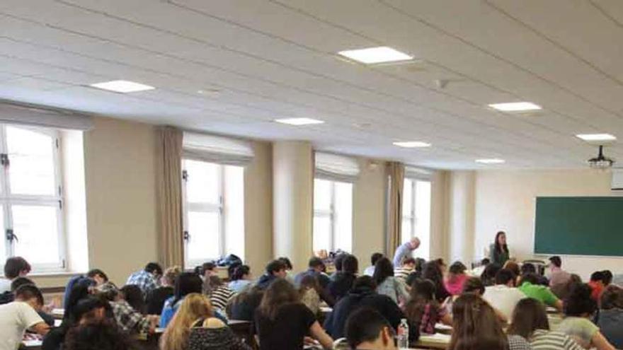 Estudiantes zamoranos durante un examen.