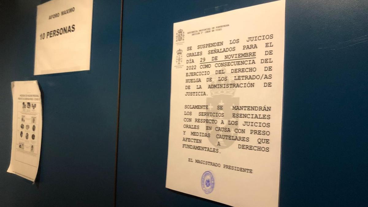 Cartel que informa de la suspensión de juicio a causa de la huelga