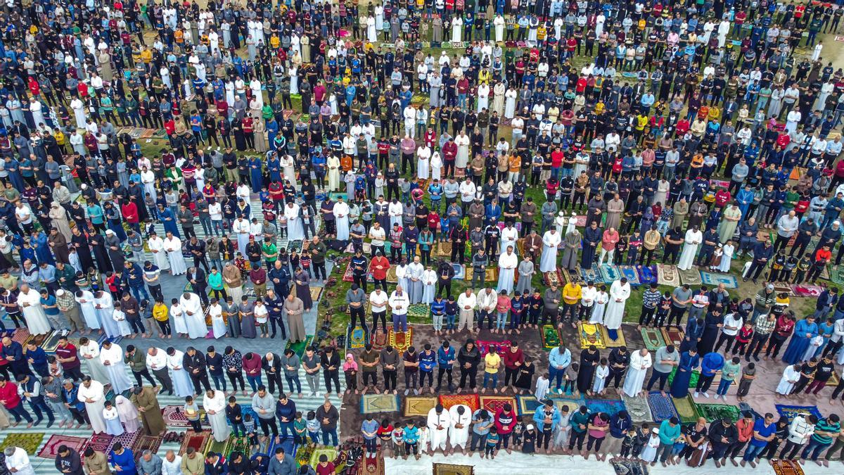 Musulmanes palestinos realizando la oración matutina de Eid al-Fitr, en la ciudad de Gaza el 2 de mayo de 2022