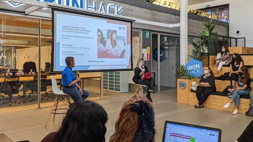 Un momento de los encuentros #Yoprogramo de Ironhack y Womenalia.