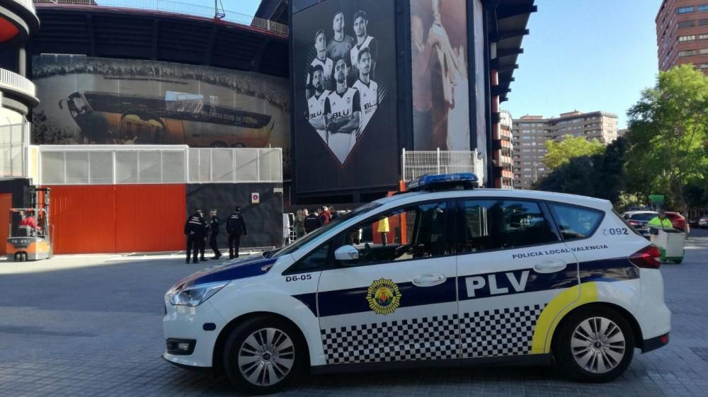 Cae una valla de Mestalla y hiere a un mujer