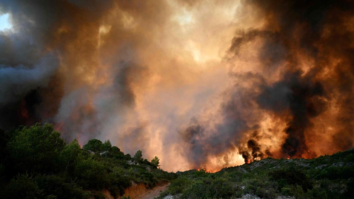 INCENDIO FRANCIA | Muere una mujer en un incendio sin control en el sur ...