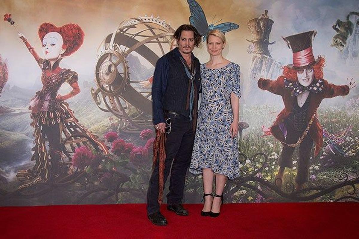 Johnny Depp y Mia Wasikowska han presentado la película 'Alicia a través del espejo' en Londres