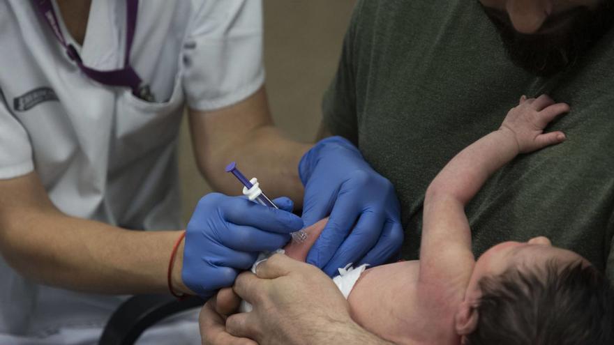 Un bebé siendo inmunizado con el anticuerpo monoclonal contra la bronquiolitis.