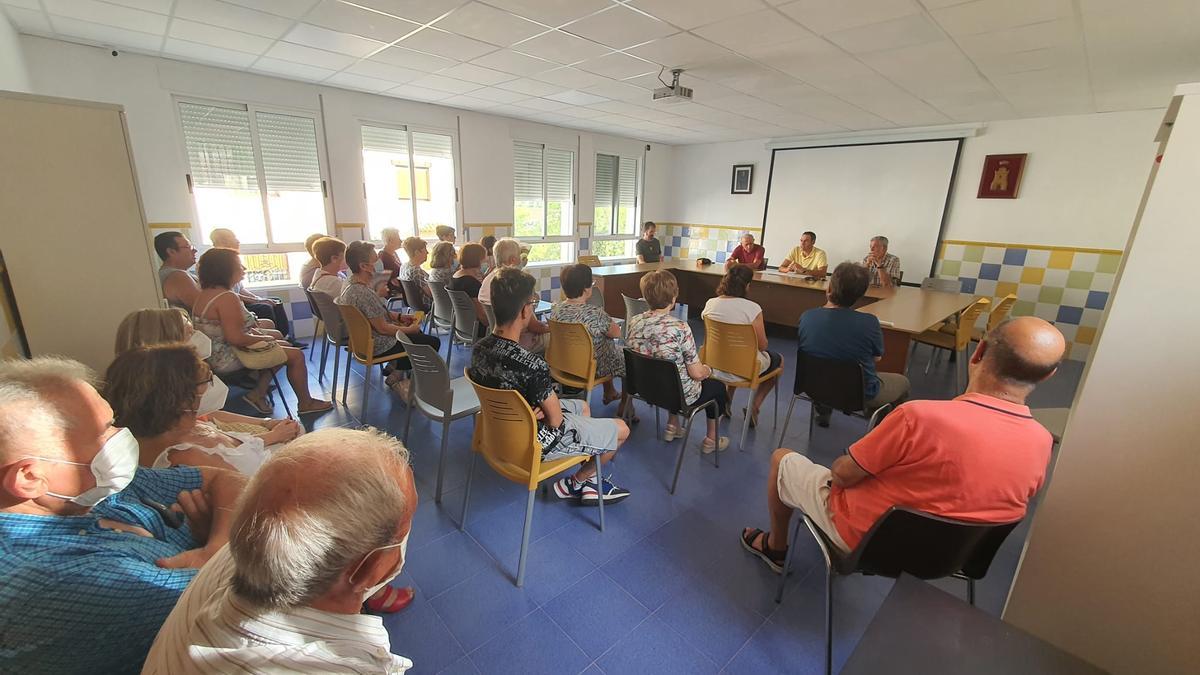 Imagen de una asamblea ciudadana en Algimia de Almonacid.