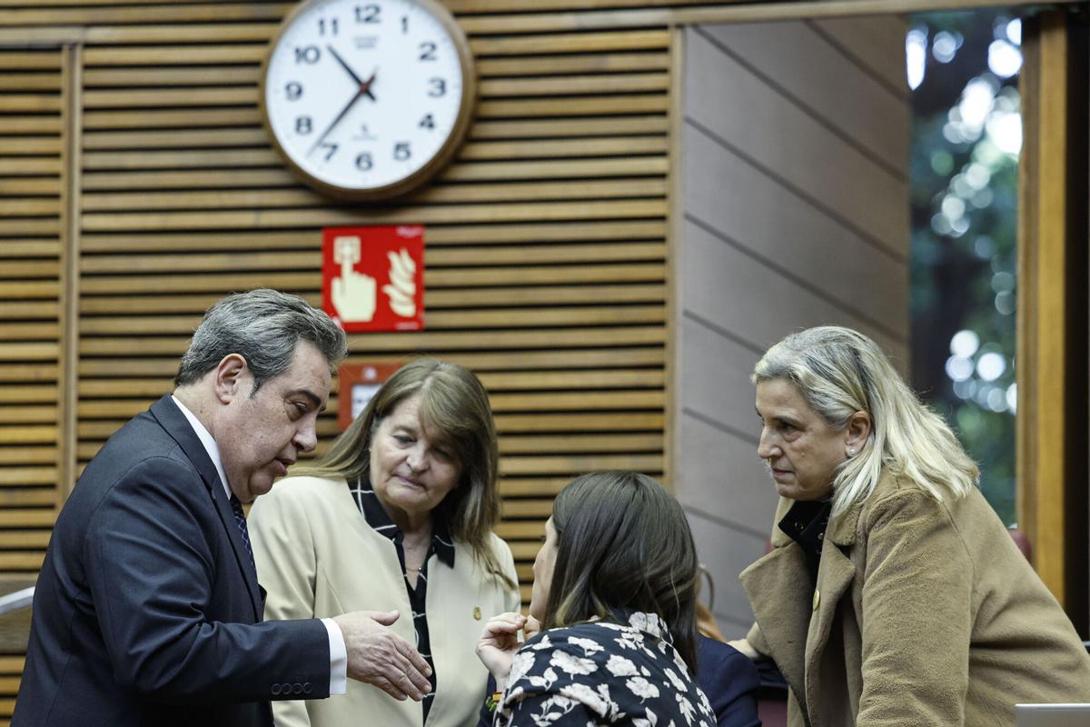GRAFCVA1289. VALÈNCIA, 17/12/2025.- El pleno de Les Corts Valencianes aprueba la reforma del reglamento presentada por el PP y Vox, que elimina varias comisiones, entre ellas la de Políticas de Igualdad de Género y del Colectivo LGTBI, para reorganizar esas materias en otras comisiones, y también suprime el lenguaje inclusivo. En la imagen el portavoz de Vox, José María Llanos, habla con varias diputadas de su grupo. EFE/Ana Escobar
