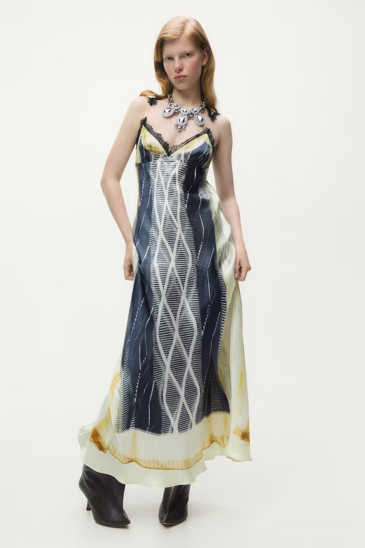 Vestido de satén fino con trampantojo.