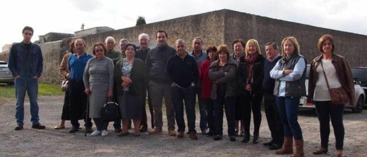 Vecinos de San Miguel, ayer, delante del camposanto. Por la izquierda: Iván Butrón, Pilar Nicieza, Emilio Roza, Guadalupe Vallina, Eulogio Huergo, Manolo Orviz, María Luisa Nuño, Rubén Nicieza, Herminio Marrón, César Solís, Manuel Suárez, Juani Laviada, Carmen Canga, María Amparo Cueto, Sara Escandón, Fermín Naves, Merce Terán y Belén Infiesta. franco torre