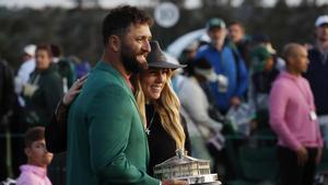 Rahm, vestido con la chaqueta verde de campeón, posa junto a su esposa Kelley Cahill.