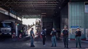 Agentes de la Guardia Civil durante el registro de la incineradora de Tersa, en 2023.