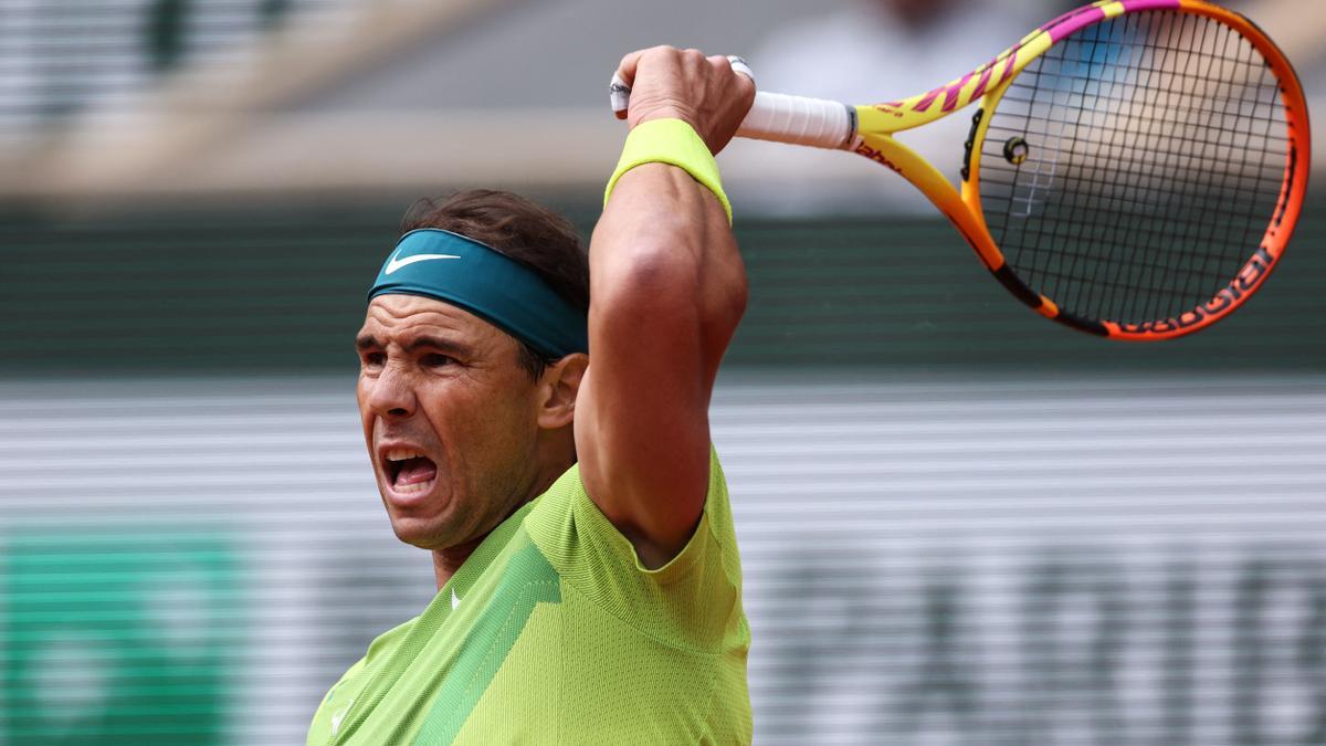 Nadal devuelve una bola durante su partido