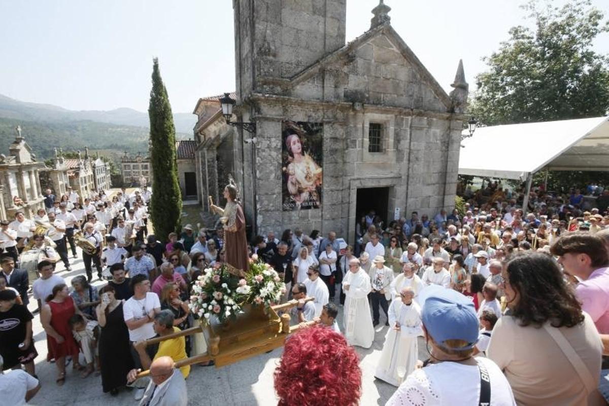 Un momento de la procesión junto a la iglesia.