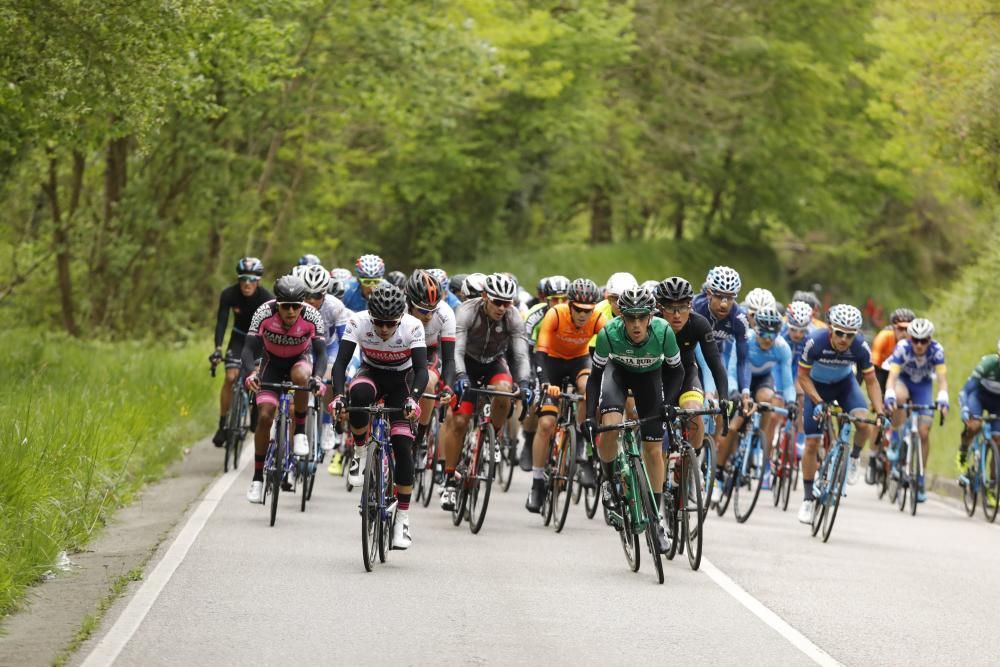 Segunda etapa de la Vuelta a Asturias entre Ribera de Arriba y el Alto del Acebo.