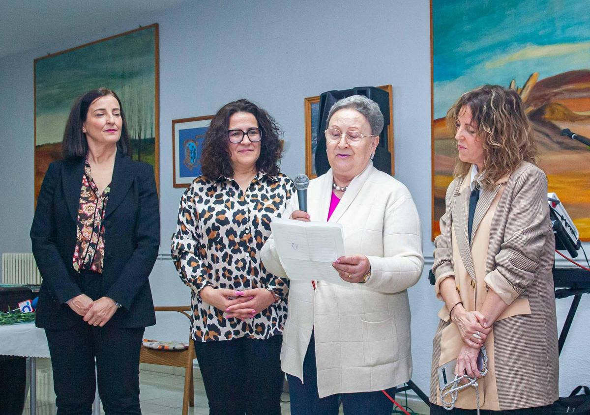 María Luisa Benítez Granados y Josefa Martínez Sánchez reciben el homenaje a la mujer que, anualmente, otorga el Ayuntamiento de Calasparra junto a la Directiva del Club de la Tercera Edad