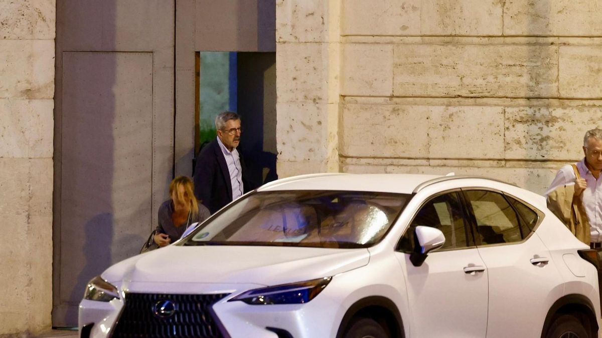 José María Ángel sale de la sede de la Delegación del Gobierno, anoche, tras su reunión con miembros de los comités locales de reconstrucción.