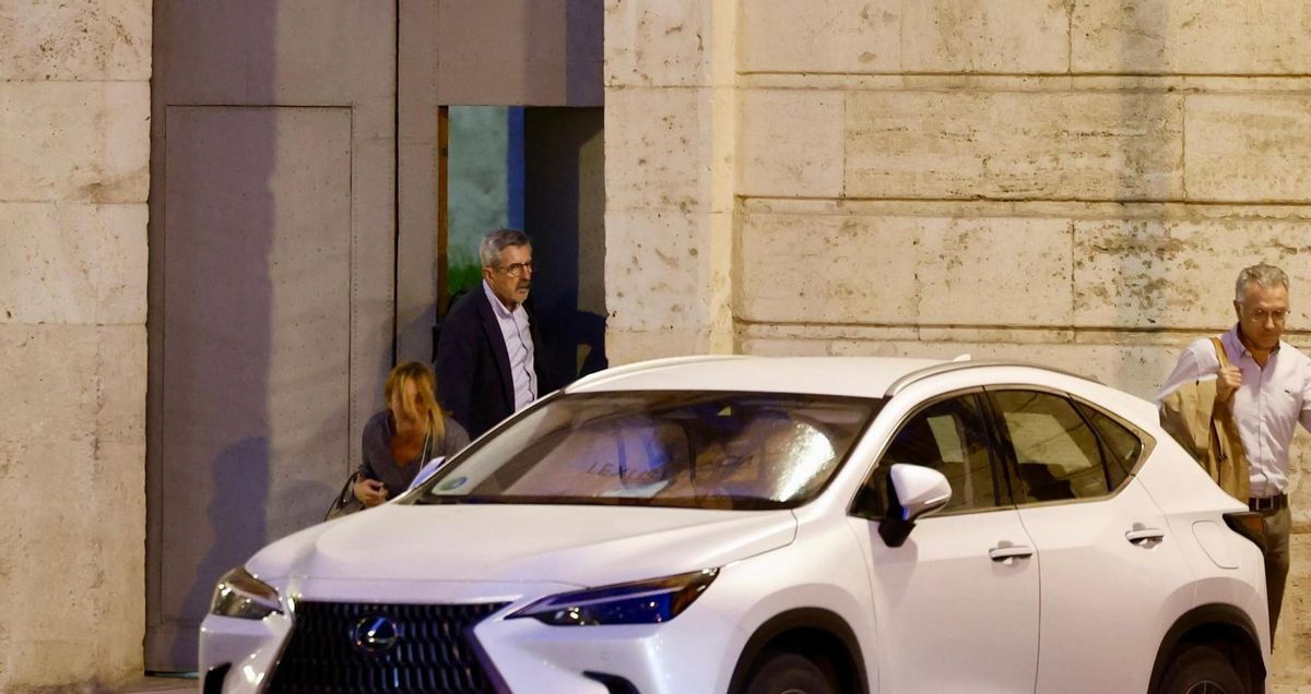 José María Ángel sale de la sede de la Delegación del Gobierno, anoche, tras su reunión con miembros de los comités locales de reconstrucción.