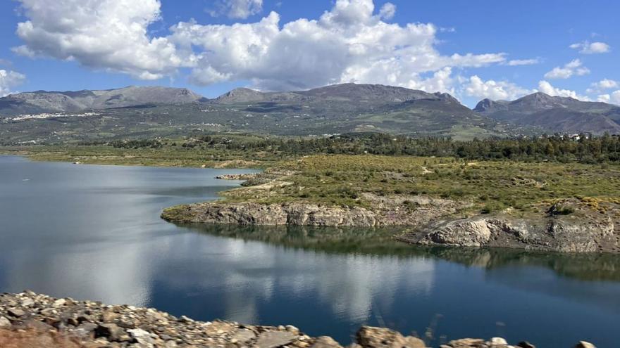 Inician el primer riego agrícola con agua de La Viñuela en casi dos años