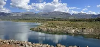 Inician el primer riego agrícola con agua de La Viñuela en casi dos años