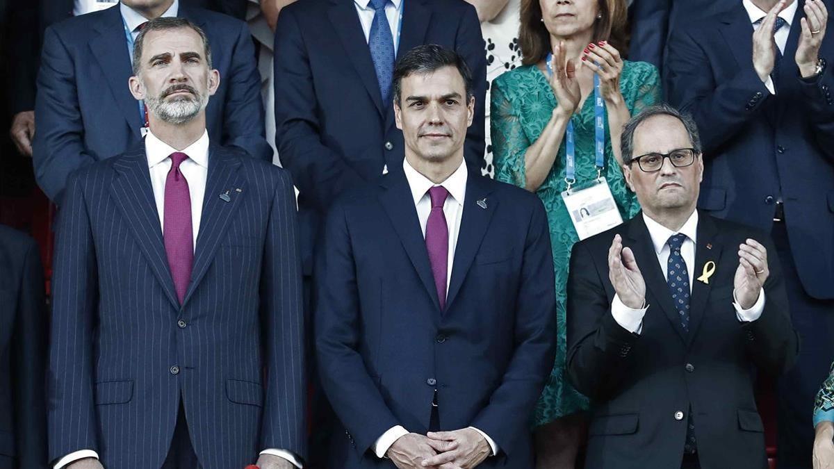 El rey Felip VI, Pedro Sánchez y Quim Torra, durante la inauguración de los Juegos Mediterráneos