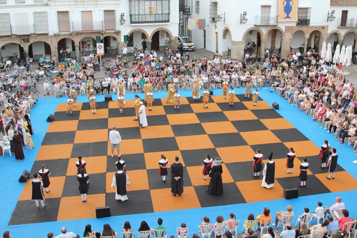 Ajedrez viviente en una edición anterior de la fiesta De la luna al fuego.