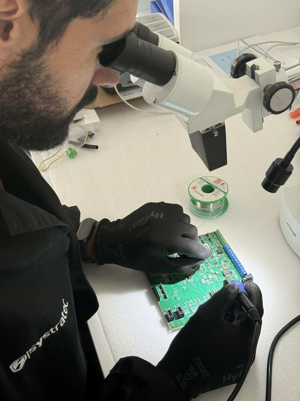 Uno de los profesionales de Systratec durante las tareas de inspección de calidad de su tarjeta electrónica, que es el corazón de todos sus instrumentos que miden y centro de gravedad.