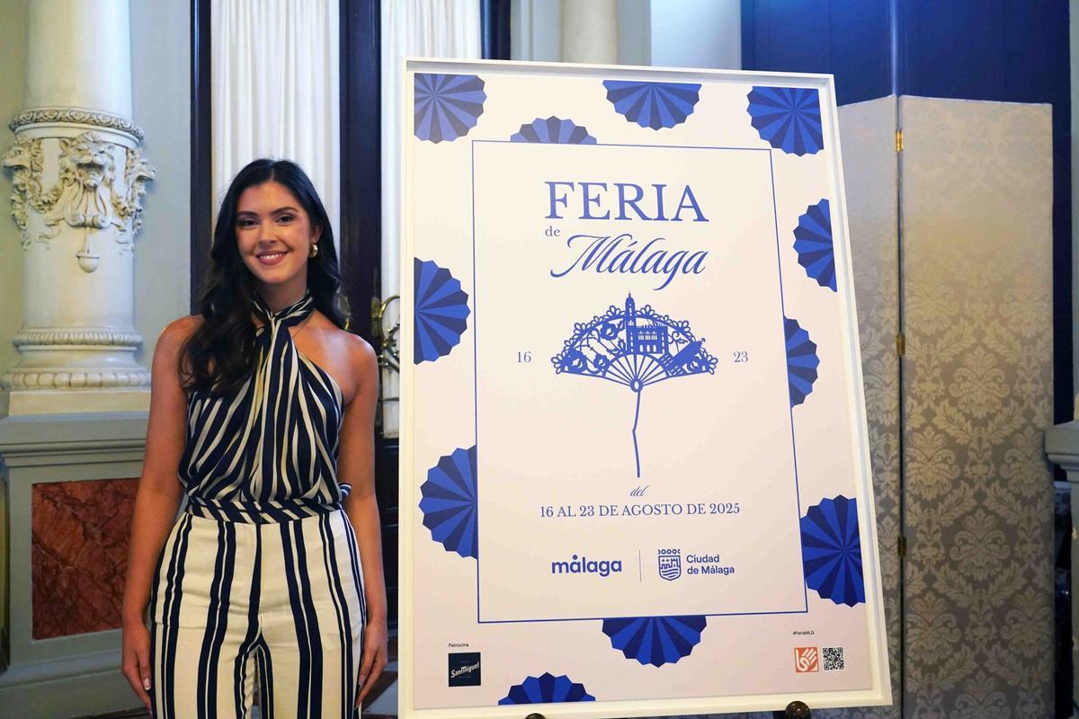 La autora del cartel de la Feria de Málaga 2025, Sara González, con su obra.