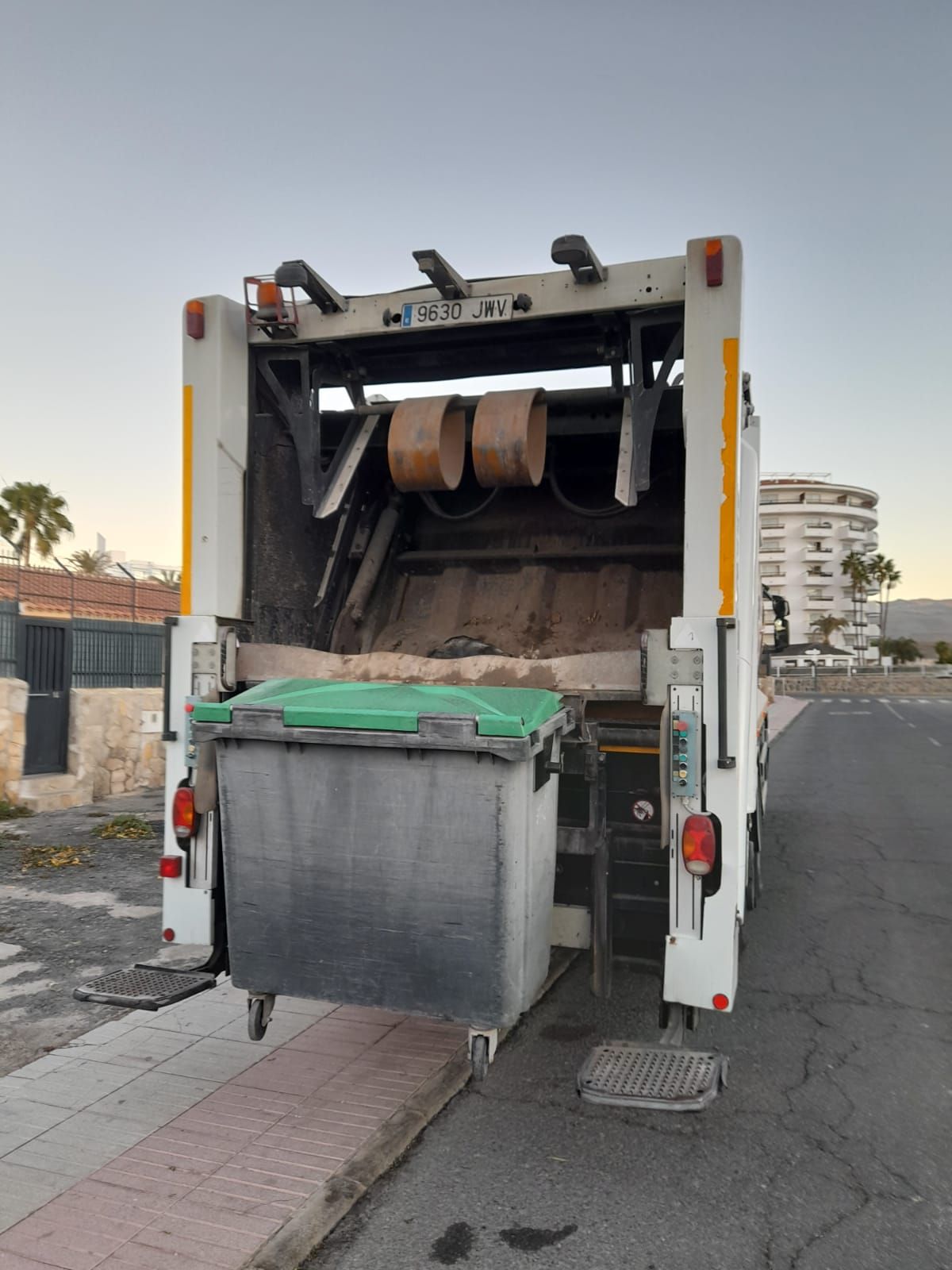 Un camión de la basura se 'traga' a un hombre escondido en un contenedor en Gran Canaria