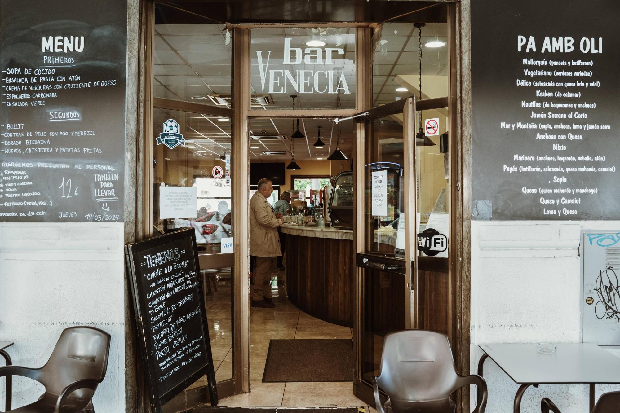 Bares normales de Palma | Un paseo por el bar Venecia